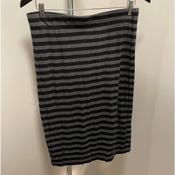 Comfy/ stretchy Banana Republic grey and black striped casual skirt in size M. - Picture 1 of 4